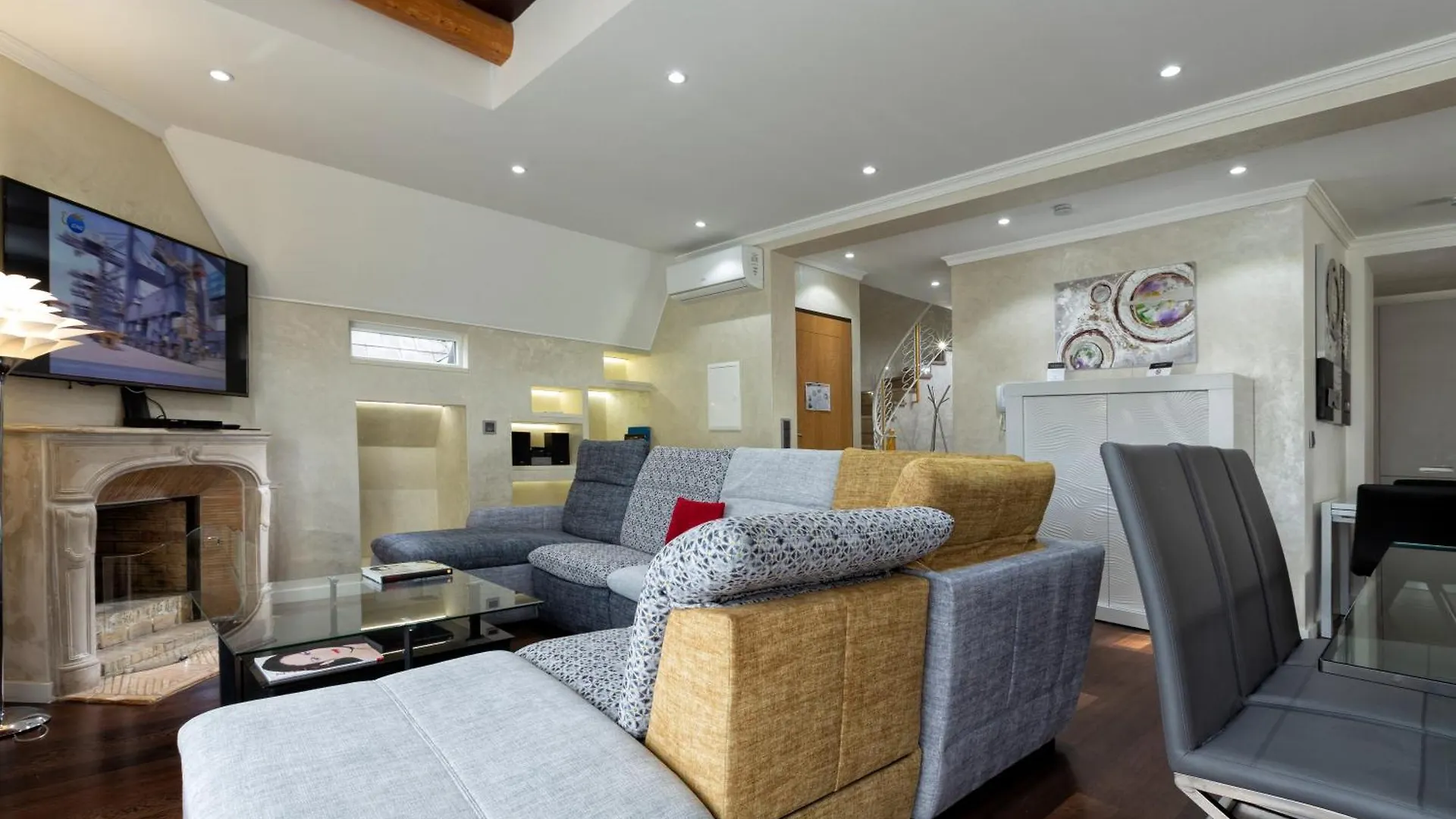 The Queen Luxury Apartments - Villa Vinicia contacts